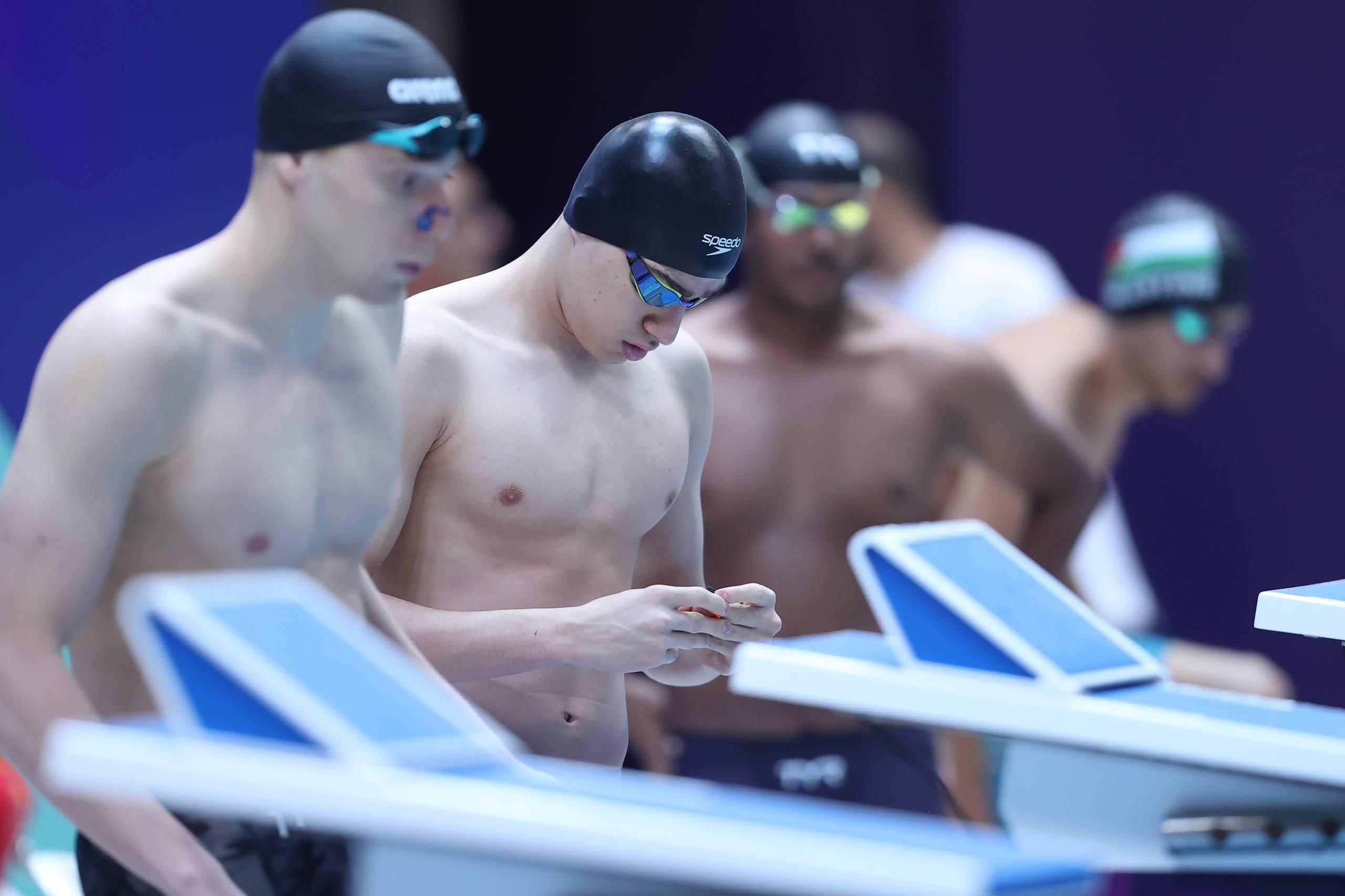 گزارش تصویری رقابت هومر عباسی و محمد مهدی غلامی در ۱۰۰ متر کرال پشت بازی‌های ریاض ۲۰۲۵